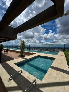 une piscine avec vue sur l'océan dans l'établissement Studio Luxuoso no ID Vida Urbana Inteligente mais Alexa, à Goiânia
