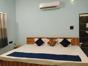 Postel nebo postele na pokoji v ubytování Shreeram Guest House Ujjain -Family AC Rooms -Near Mahakaleshwar temple