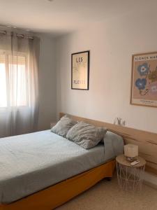 a bedroom with a bed and a window at Sevilla. Gerena Casa Rural para familia o profesionales in Gerena