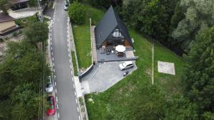 科马尔尼克AVA Chalet的街上有黑色屋顶的小房子