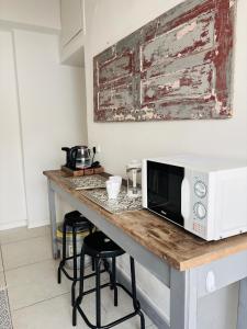 Η κουζίνα ή μικρή κουζίνα στο Masada 45 Haifa Calm 2 Bedroom Near Bahai Gardens & Carmelit +24 φωτογραφίες