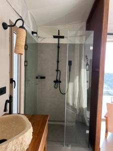Un baño con ducha con puerta de cristal. en The seven saints - luxury camp - lodges & tents - desert activities, en El Karia 40 fotos más