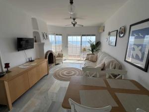 TV a/nebo společenská místnost v ubytování Playa Royal Beach apartment, Calahonda