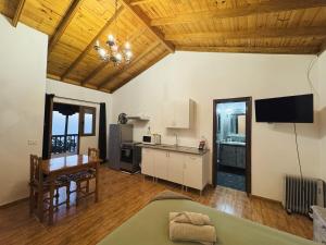 a living room with a kitchen and a dining room at Balcones de Erques in Guía de Isora