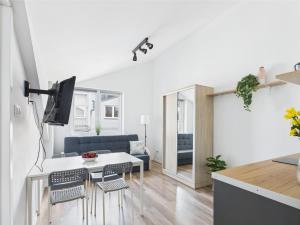 a living room with a white table and chairs at Apartament 44B, Dębina, cichy, 400 m do plaży przez las in Debina