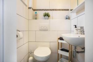 Un baño blanco con inodoro y lavabo. en Ferienwohnung Heide II, en Walsrode 6 fotos más
