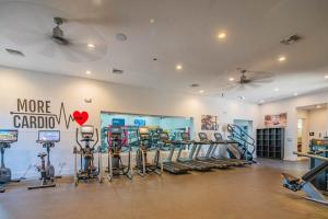 einen Fitnessraum mit vielen Laufbändern in einem Zimmer in der Unterkunft Deluxe 1BD King Bed Pool, Hot Tub, Gym, Parking in Glendale + 20 Fotos