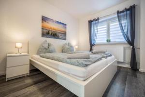 Postel nebo postele na pokoji v ubytování Ferienwohnung Heide I + 4 fotografie