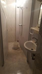 un bagno con doccia e lavandino di Maison à loué ad Agadir