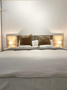 Ένα ή περισσότερα κρεβάτια σε δωμάτιο στο One Rosebank Unit 11