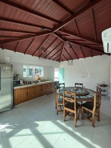 a kitchen with a table and chairs in a room at Búzios Apartamento Paraiso ll in Búzios