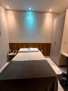 1 dormitorio con 1 cama grande y armario en Apartamento - Centro de Redenção, en Redenção 4 fotos más