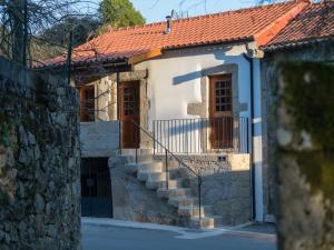 Casa blanca con escaleras y techo rojo en Country Escape with Pool Portugal, en Ponte de Lima