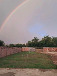 un arcoíris sobre un campo con un gol en Chácara Baruk, en Iranduba