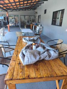 una mesa de madera con una manta encima en Chácara Baruk, en Iranduba