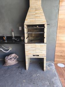 Una mesa de madera con una encimera de madera en una habitación. en Chácara Baruk, en Iranduba 11 fotos más