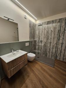 een badkamer met een wastafel, een toilet en een douche bij Loft Fossati in La Spezia