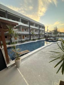 a large apartment building with a swimming pool at Pousada Maresia Costa Azul in Rio das Ostras