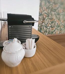 een tafel met daarop een theepot en kommen bij Loft Fossati in La Spezia +12 foto's