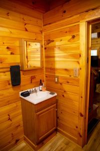 Galería fotográfica de Cabin in the Woods - Hot Tub, Fire Pit, BBQ en Mentone