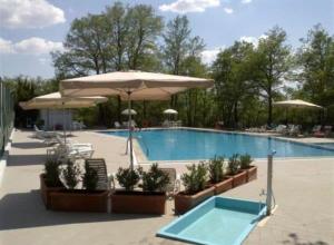 a large swimming pool with umbrellas and chairs and sidx sidx sidx at Villa Donati in Piegaro