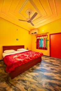 Ένα ή περισσότερα κρεβάτια σε δωμάτιο στο Shraddha Guest House Luxury Stay in Ayodhya +35 φωτογραφίες