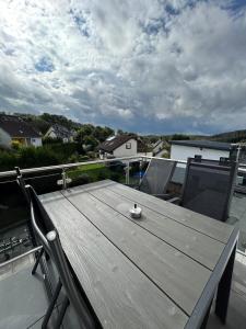 una mesa de madera en el techo de un balcón en Stilvolle Wohnung Feel Good, en Gummersbach 15 fotos más
