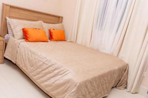 Un pat sau paturi într-o cameră la Home to Home Apartment