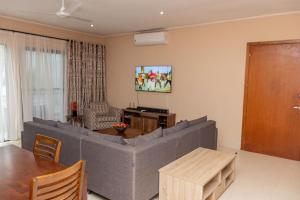 Un televizor și/sau centru de divertisment la Home to Home Apartment