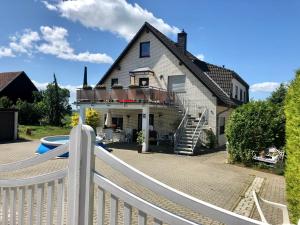 a white fence in front of a house at Brockenblick in Blumenberg