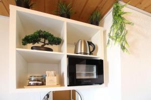 Принадлежности для чая и кофе в CityStayOne - Kleines Standardzimmer im Zentrum für eine einfache Übernachtung No kitchen no hotel services no reception no breakfast buffet - Of course Late check-in via self check-in high-speed WiFi smart TV good mattresses a quick and easy check-out