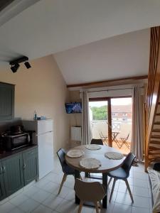 キュクにあるAppartement Stella plageの部屋にテーブルと椅子のあるキッチン