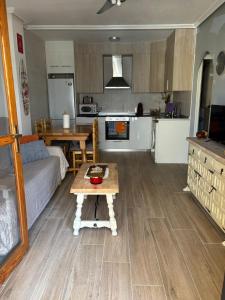 cocina y sala de estar con mesa. en Apartamento en la playa, en La Mata 4 fotos más