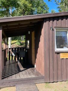 SaunagsにあるLĪVRĀNDA, Camping, Saunags ,Kolkaの木造建築(窓とドア付) +15枚の写真