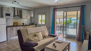 a living room with a couch and a kitchen at Abi&Lei VV in Candelaria