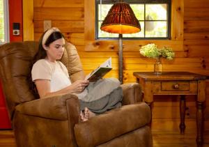 Un lugar para sentarse en Cabin in the Woods - Hot Tub, Fire Pit, BBQ