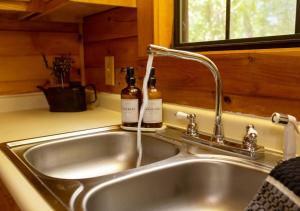 Galería fotográfica de Cabin in the Woods - Hot Tub, Fire Pit, BBQ en Mentone 35 fotos más