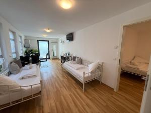 Ένα ή περισσότερα κρεβάτια σε δωμάτιο στο Kern Apartments