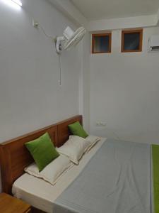 Una cama o camas en una habitación de RF Tower