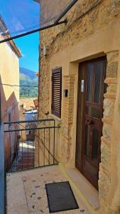 a building with a door and a balcony with a view at Silvia House in Prossedi +12 photos