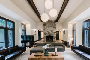 アトランタにあるPaces Palazzo--a Buckhead Mansionのソファと暖炉のあるリビングルーム