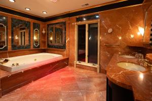 アトランタにあるPaces Palazzo--a Buckhead Mansionの浴槽と洗面台を備えた広いバスルーム +49枚の写真