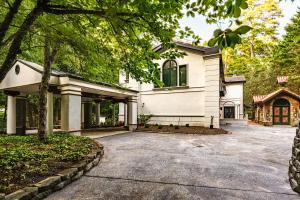 アトランタにあるPaces Palazzo--a Buckhead Mansionの大白い家