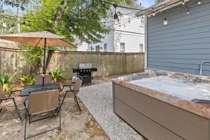 einen Whirlpool im Hinterhof mit einem Tisch und Stühlen in der Unterkunft Shem Creek House- 5 Mins to Downtown & Beach in Charleston