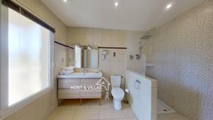 Koupelna v ubytování Host Villas LOUMÉA Saubion