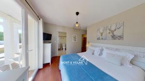 Postel nebo postele na pokoji v ubytování Host Villas LOUMÉA Saubion