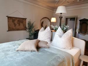 Un dormitorio con una cama con almohadas blancas. en Peter 7 "Paul", en Görlitz