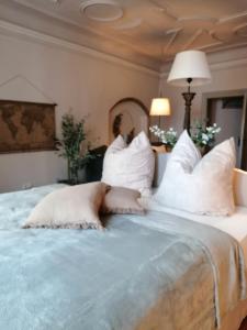 Una cama grande con almohadas blancas. en Peter 7 "Paul", en Görlitz
