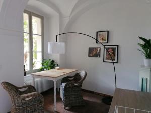 Un comedor con una mesa y sillas de mimbre. en Peter 7 "Paul", en Görlitz 10 fotos más