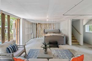 Postel nebo postele na pokoji v ubytování Mt Pleasant Beach Retreat- Mins to Sullivan's IOP + 47 fotografií